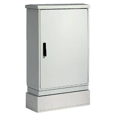 Een grijze, rechthoekige betonnen kast met een zwarte handgreep, staat vrijstaand.