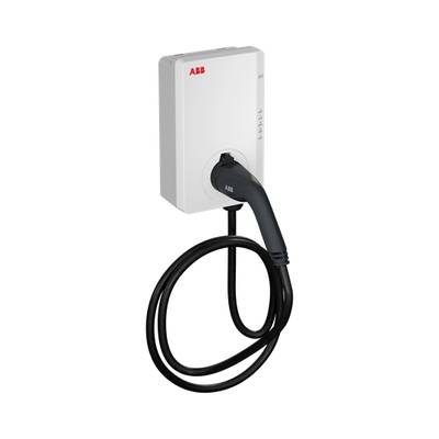 Een witte, wandgemonteerde laadpaal met een zwart oplaadkabel voor elektrische voertuigen. Het logo van de fabrikant is zichtbaar.