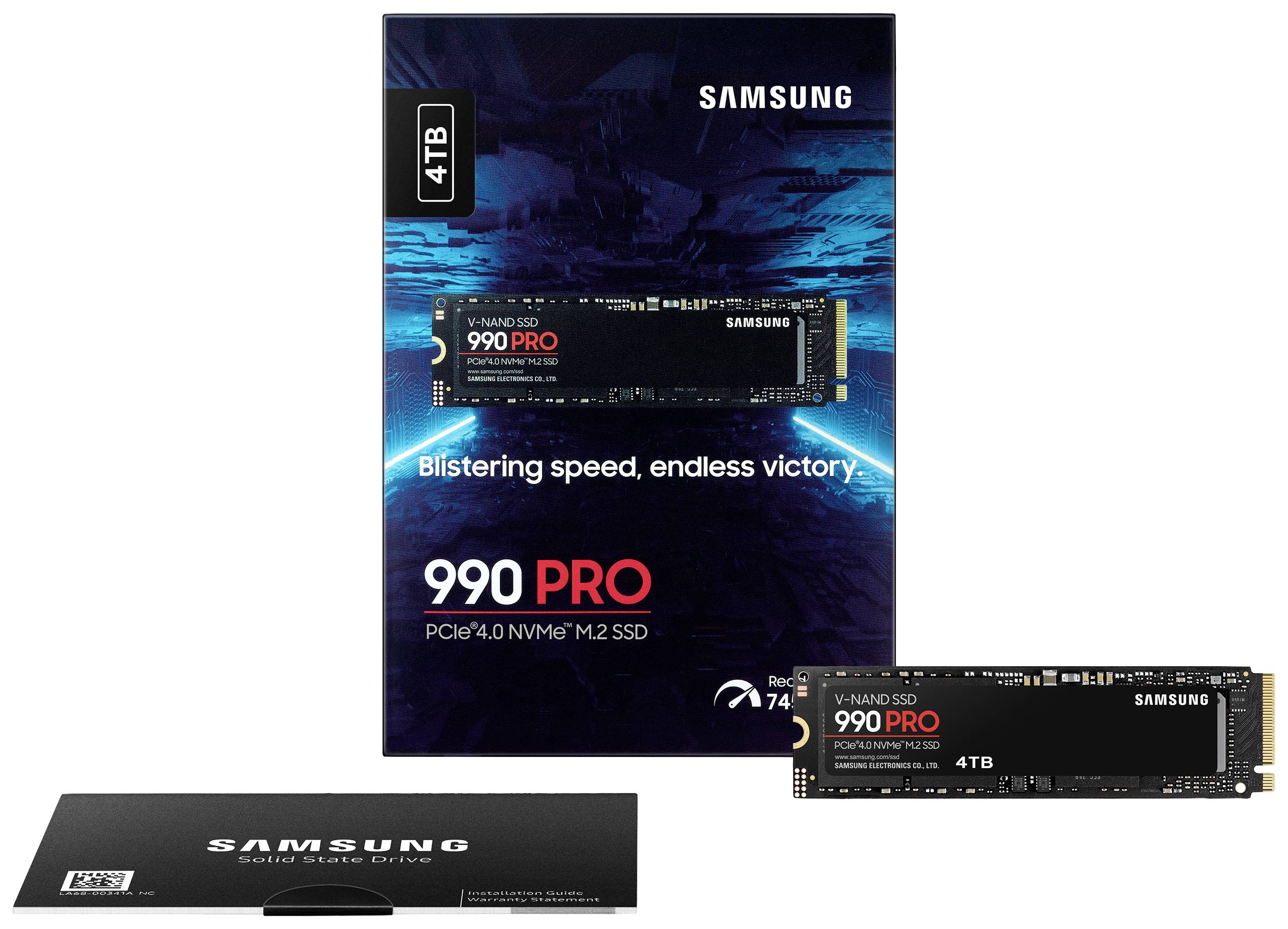 SSD Samsung 990 PRO 4TB afgebeeld met verpakking. Tekst op verpakking: 'Verbluffende snelheid, eindeloze overwinning.' PCIe 4.0 NVMe M.2.