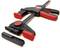 Een zwarte en rode klem ligt op een oppervlak, ernaast een afneembaar zwart onderdeel.