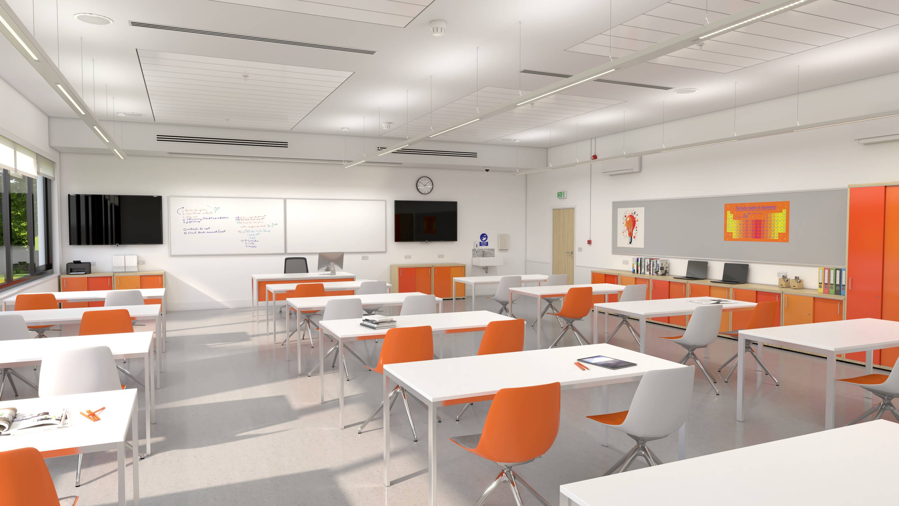 Een lichte, lege klaslokaal met witte tafels, oranje stoelen en moderne schoolborden. Er zijn ramen aan de linkerkant.