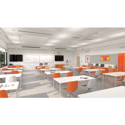 Een moderne klaslokaal met witte tafels en oranje stoelen. Aan de muur hangt een whiteboard, de planken bevatten boeken, heldere verlichting.