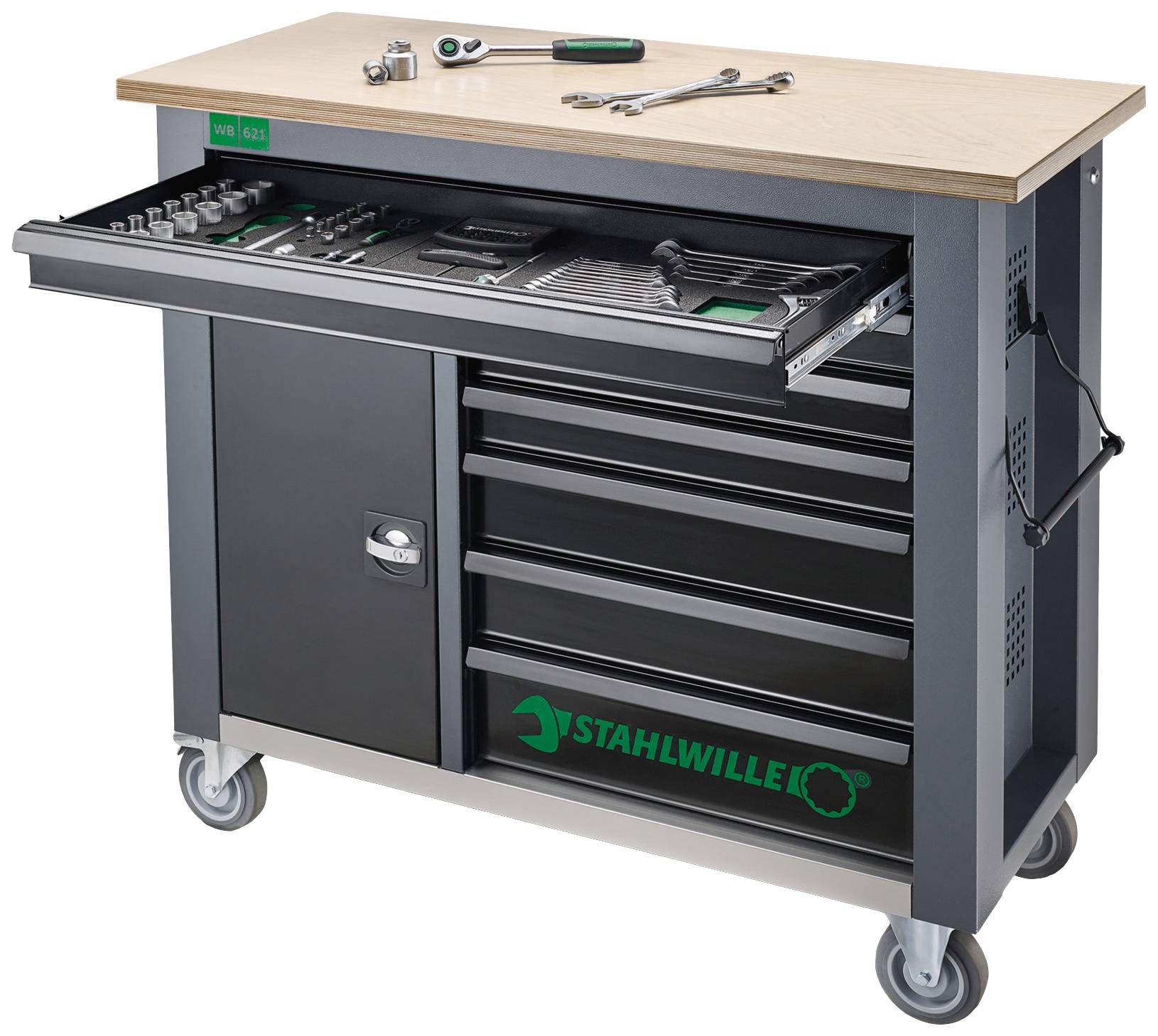 Gereedschapswagen met houten bovenblad op wielen, ladesysteem, en een geopend vak met diverse gereedschappen zoals moersleutels. Merknaam zichtbaar.