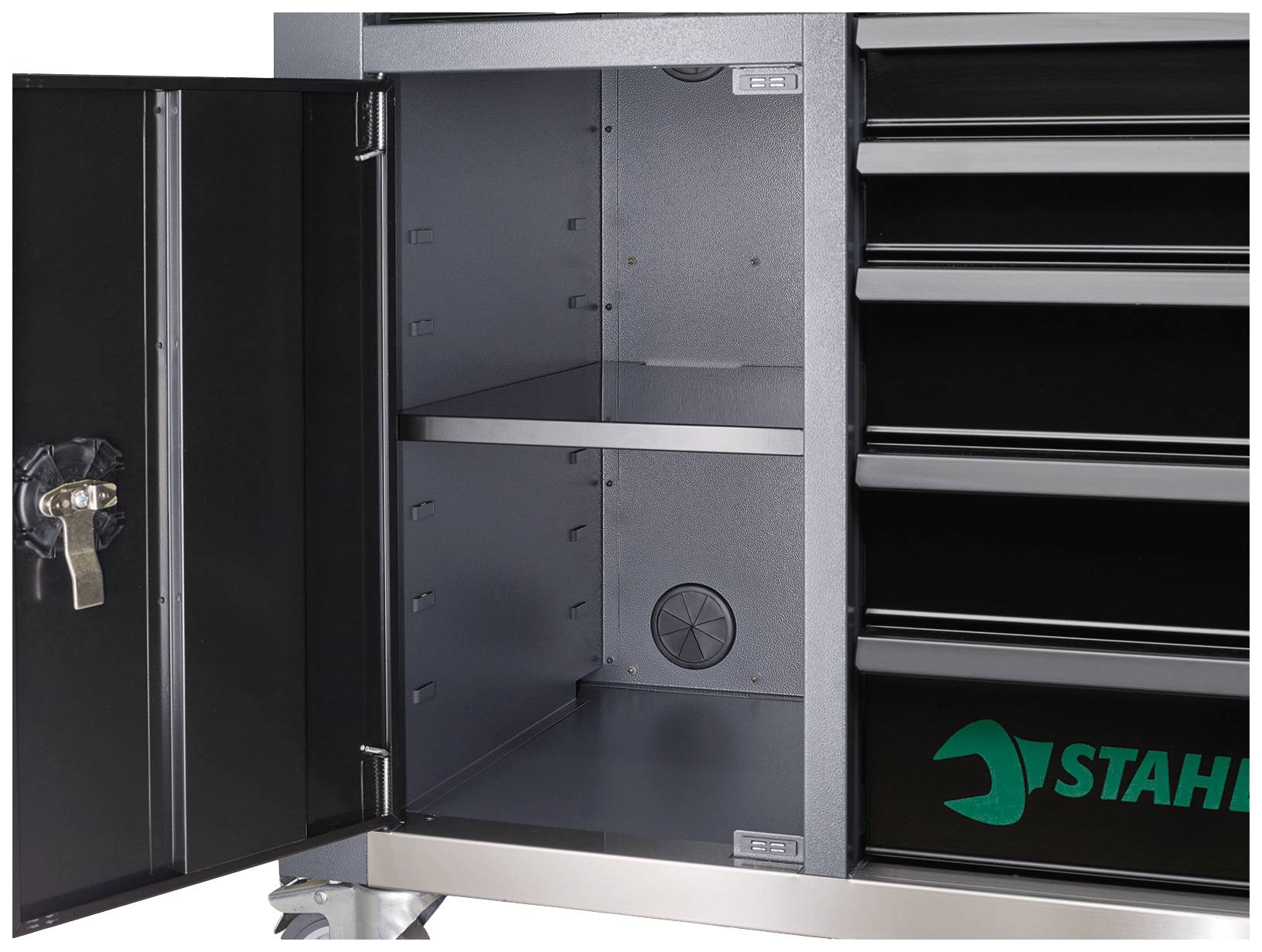 Metalen kast met open deur, toont twee lege plankdragers. Rechts ernaast laden en een logo met het opschrift 'STAHL'.