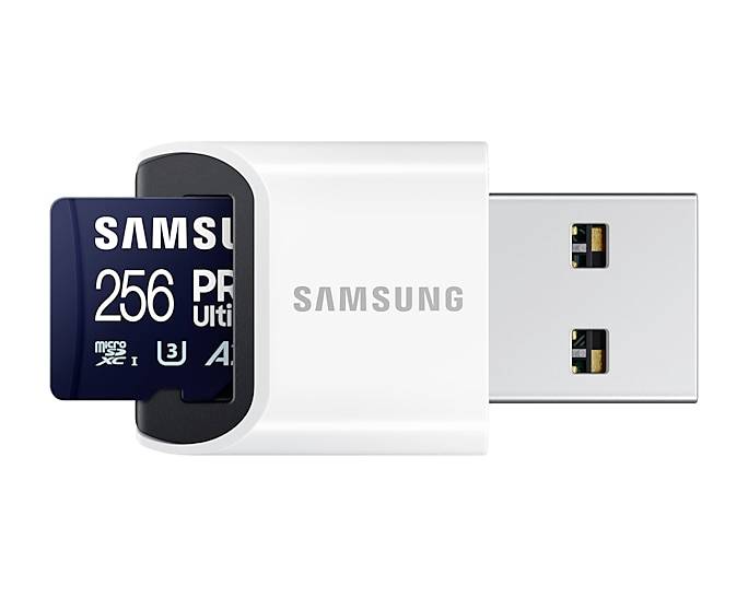 Een witte Samsung USB-kaartlezer met een ingestoken Samsung 256GB microSD-kaart.