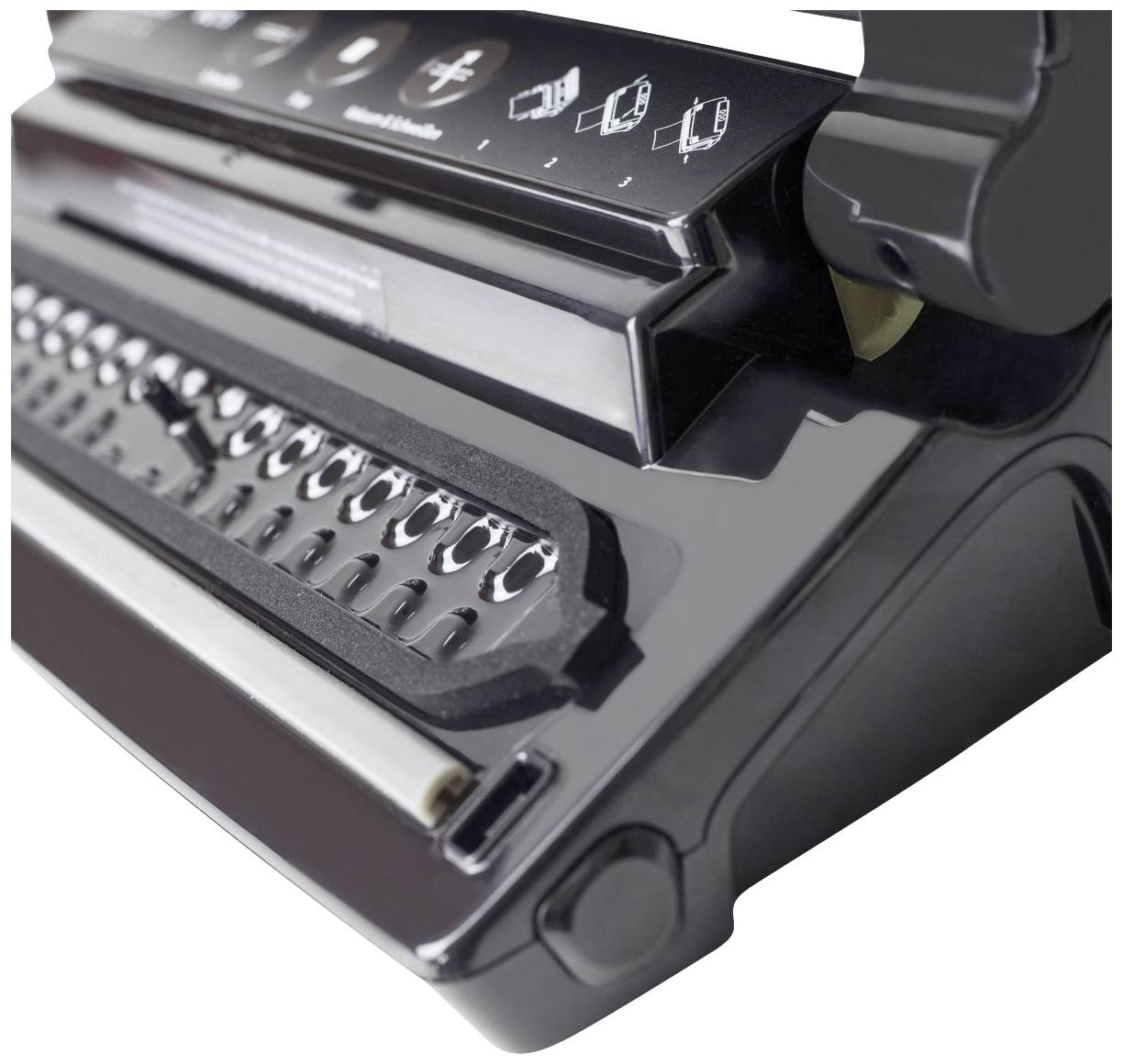 Een moderne zwarte typemachine met glanzend oppervlak en zichtbare toetsen, gezien van opzij.