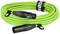 Groen XLR-kabel met connectoren aan beide uiteinden, opgerold en bijeengehouden door een 'RØDE'-kabelbinder.