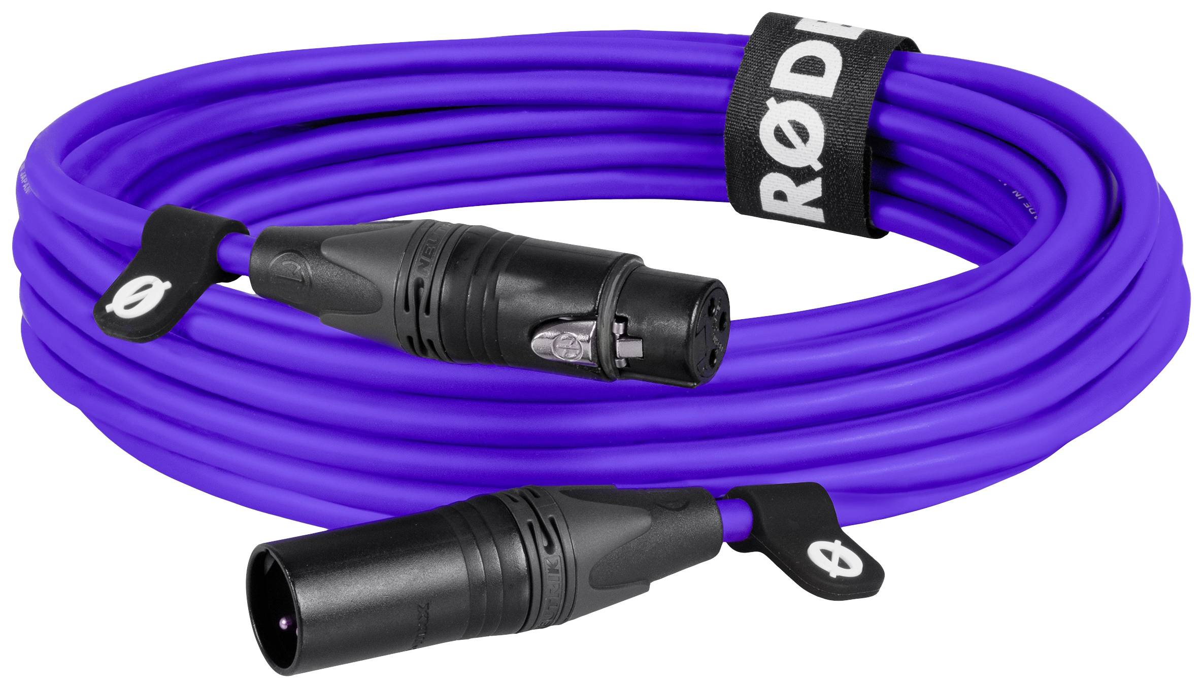 Paarse XLR-kabel met zwarte stekker, opgerold en vastgemaakt met een zwarte klittenband.