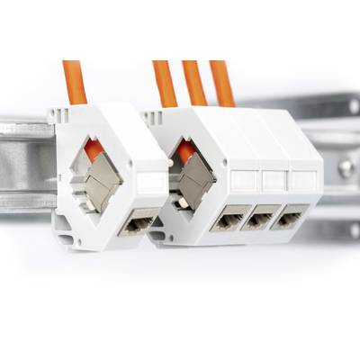 Twee elektrische stekkerverbindingen met oranje kabels gemonteerd op een metalen rail.