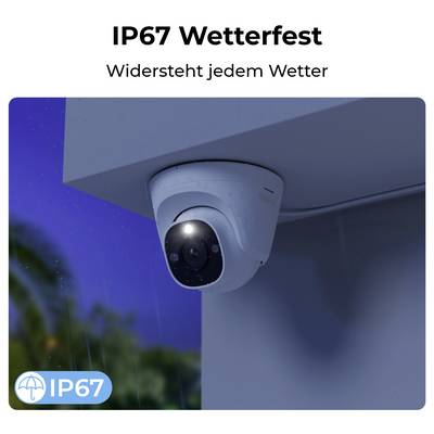 Beveiligingscamera gemonteerd onder een dakhoek 's nachts, aangekondigd als 'IP67 Waterbestendig' wat duidt op weersbestendigheid.