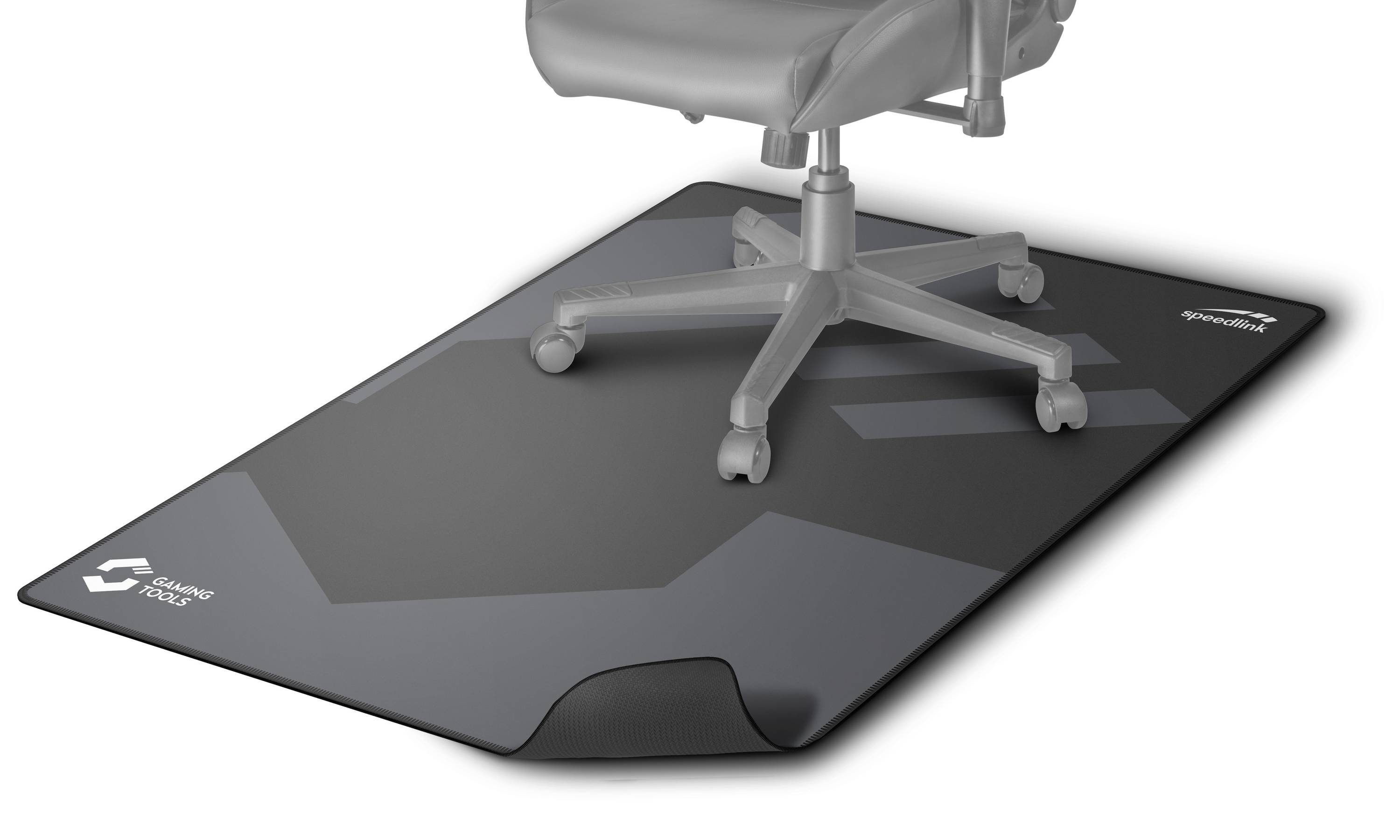 Bureaustoel op een grote, zwarte vloermat met een geometrisch patroon. De mat beschermt de vloer en biedt stabiliteit.