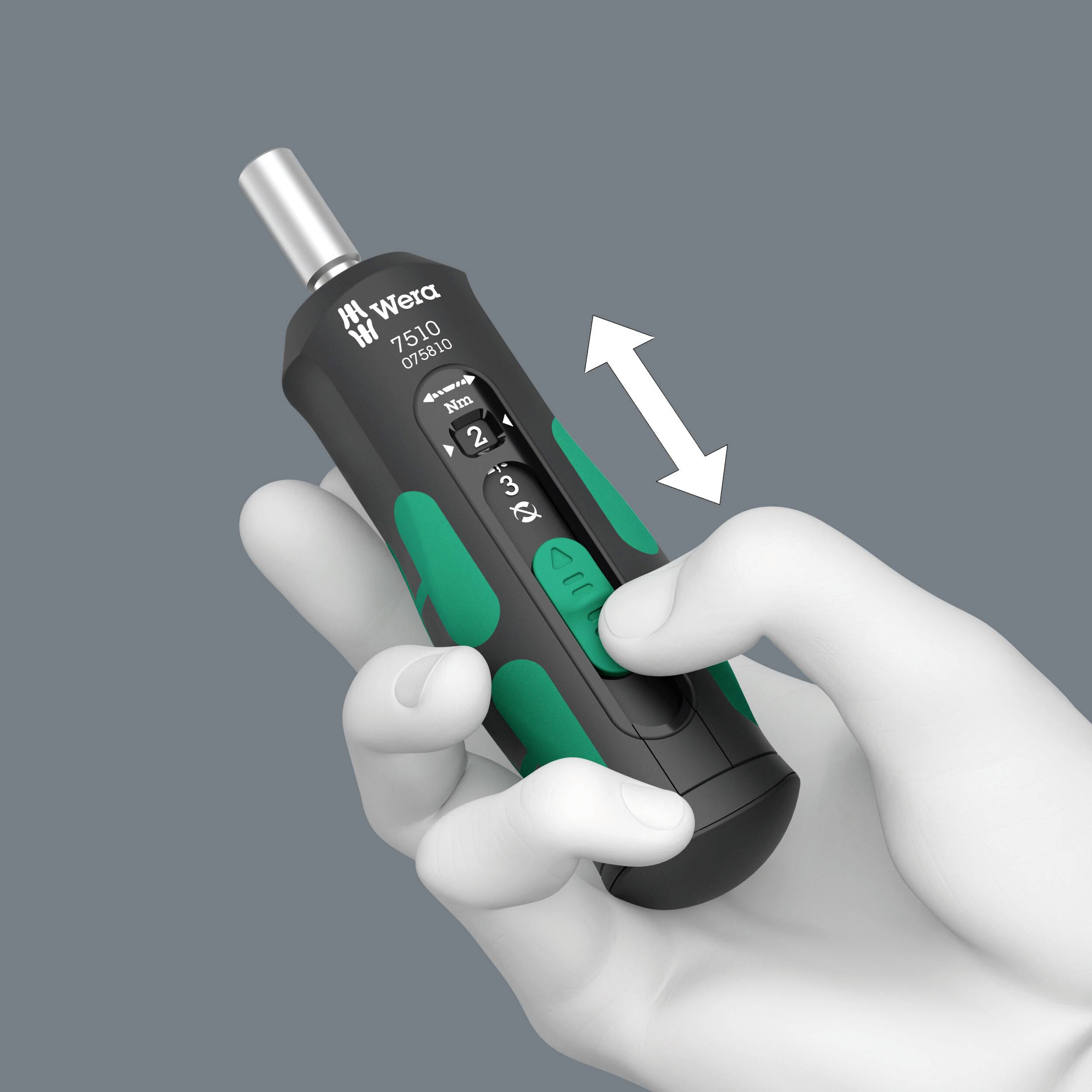 Een hand houdt een zwarte en groene schroevendraaier met knop vast. Een pijl geeft de instelbeweging aan.