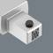 USB-stick met QR-code aan de zijkant op een grijze achtergrond, toont data-uitwisselingstechnologie.