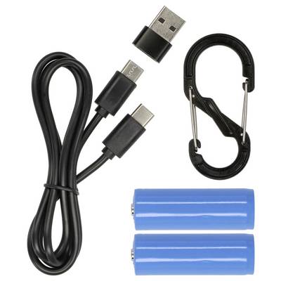 USB-oplaadkabel met micro-USB en USB-C-connectors, plus een USB-adapter, twee blauwe oplaadbare batterijen en een karabijnhaak op een witte achtergrond.