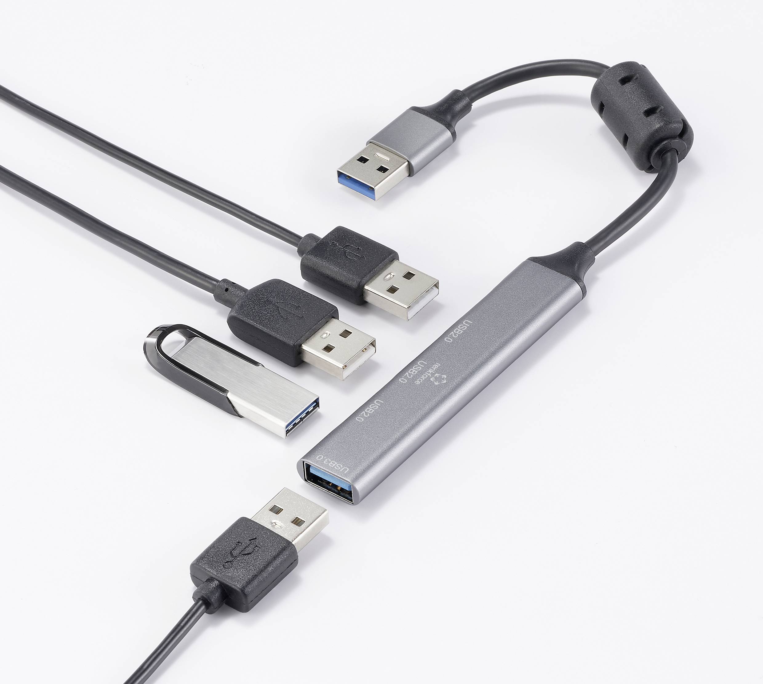 Een USB-hub met meerdere poorten, waaraan verschillende USB-kabels zijn aangesloten, op een witte ondergrond.