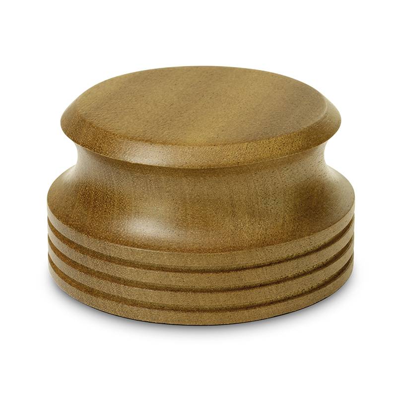 Houten deksel met afgeronde randen en vijf smalle groeven aan de zijkant. Glanzend oppervlak, middenbruine kleur.