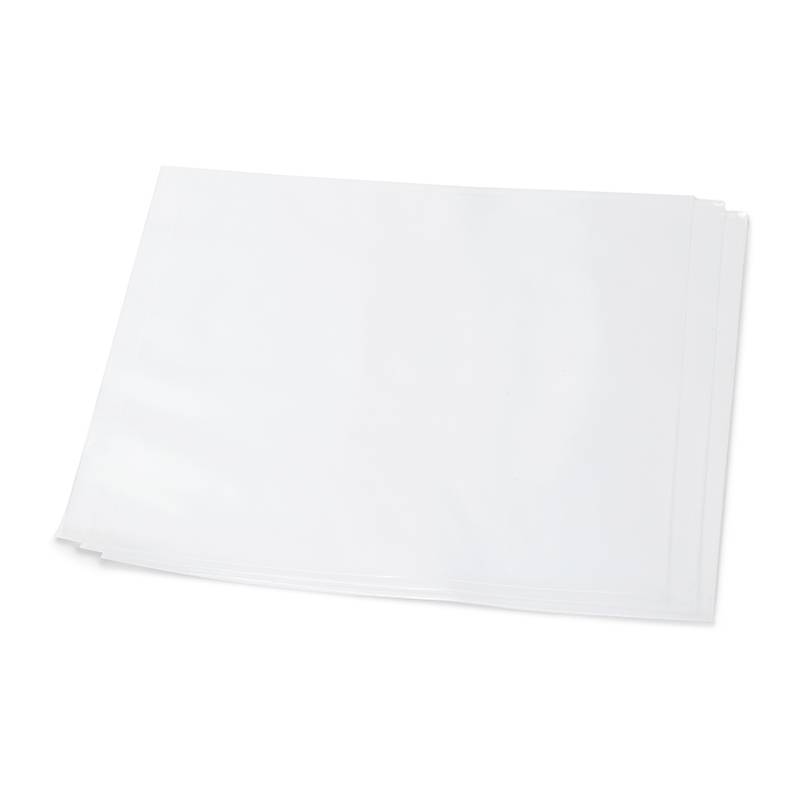Een stapel witte, lege papieren liggen op elkaar.
