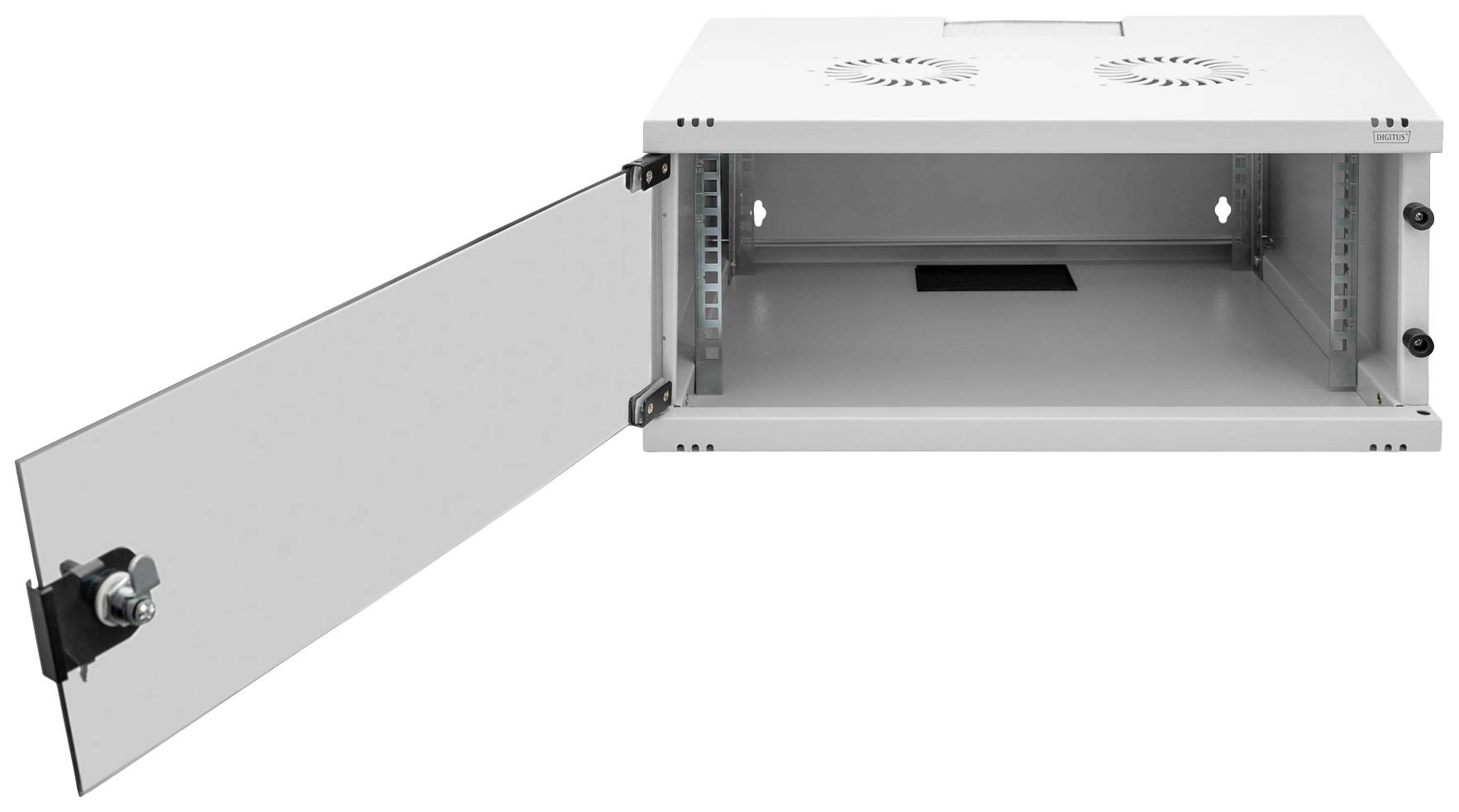 Witte metalen netwerkkast met een glazen deur die open staat; twee ventilatieopeningen bovenaan, ruimte voor modulaire technische componenten aan de binnenkant.