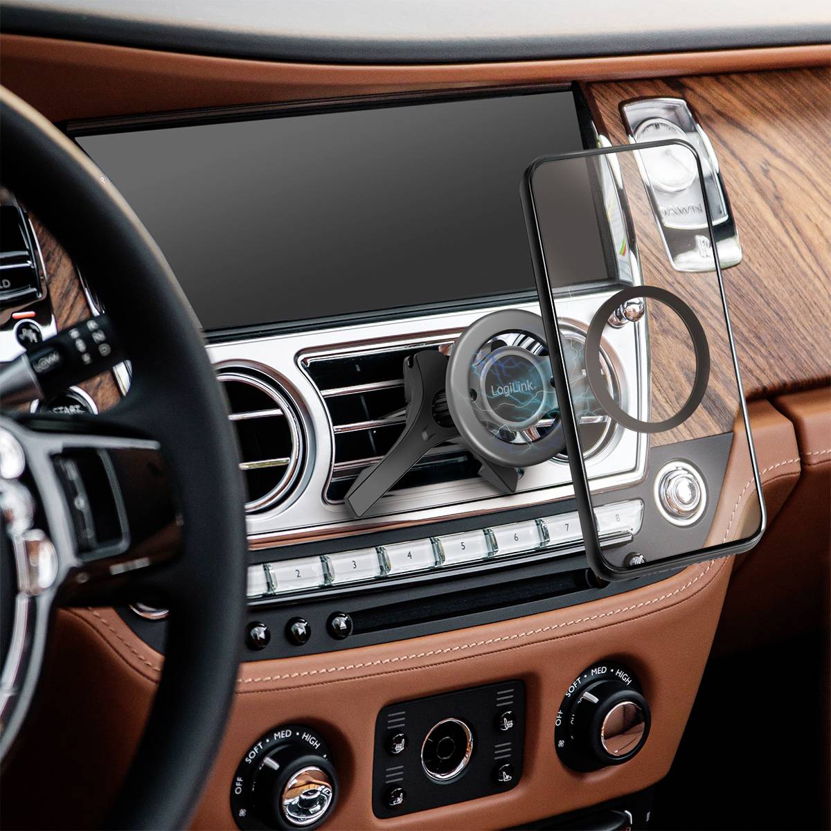 Auto-dashboard met luxueus houten decor en hoogwaardige klimaatregelingselementen centraal. Moderne technologie duidelijk zichtbaar.