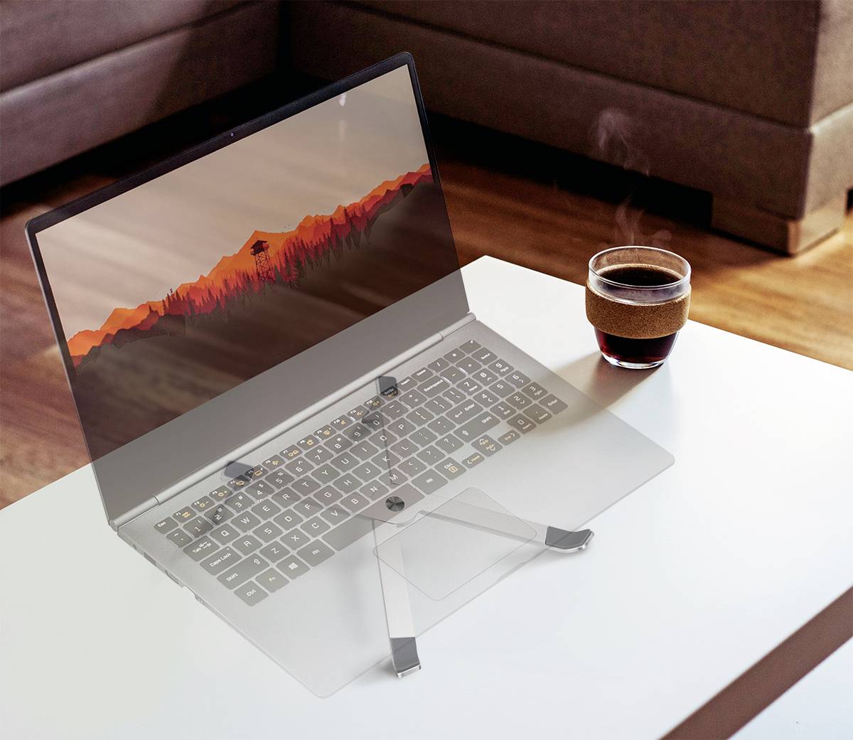 Een laptop met een breed scherm staat op een witte tafel naast een dampende kopje koffie.