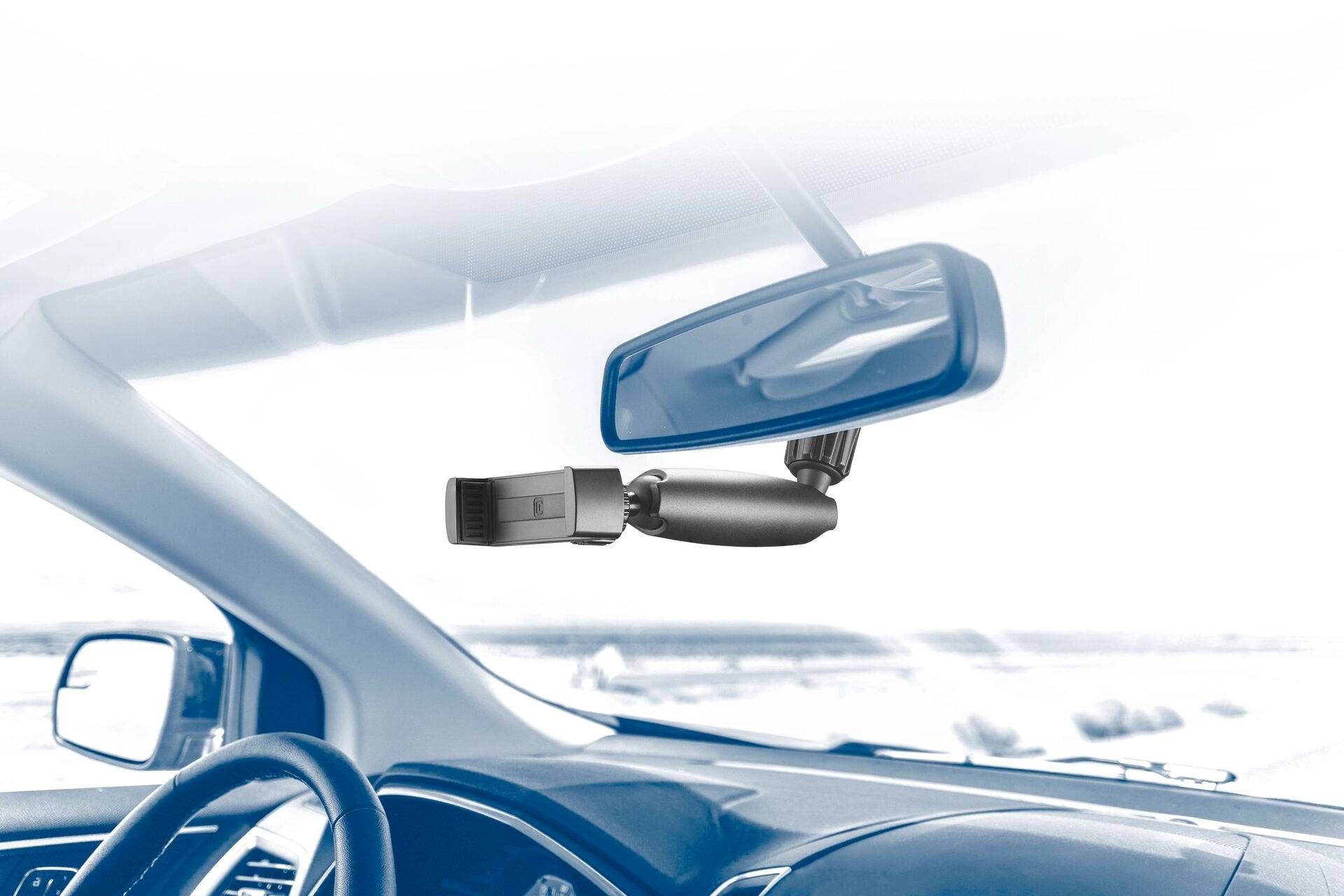 Spiegel met geïntegreerde camera in een auto, toont moderne voertuigtechnologie ter verbetering van de verkeersveiligheid.