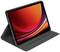 Tablet in een zwarte beschermhoes, display toont een abstract, rood en oranje ontwerp.