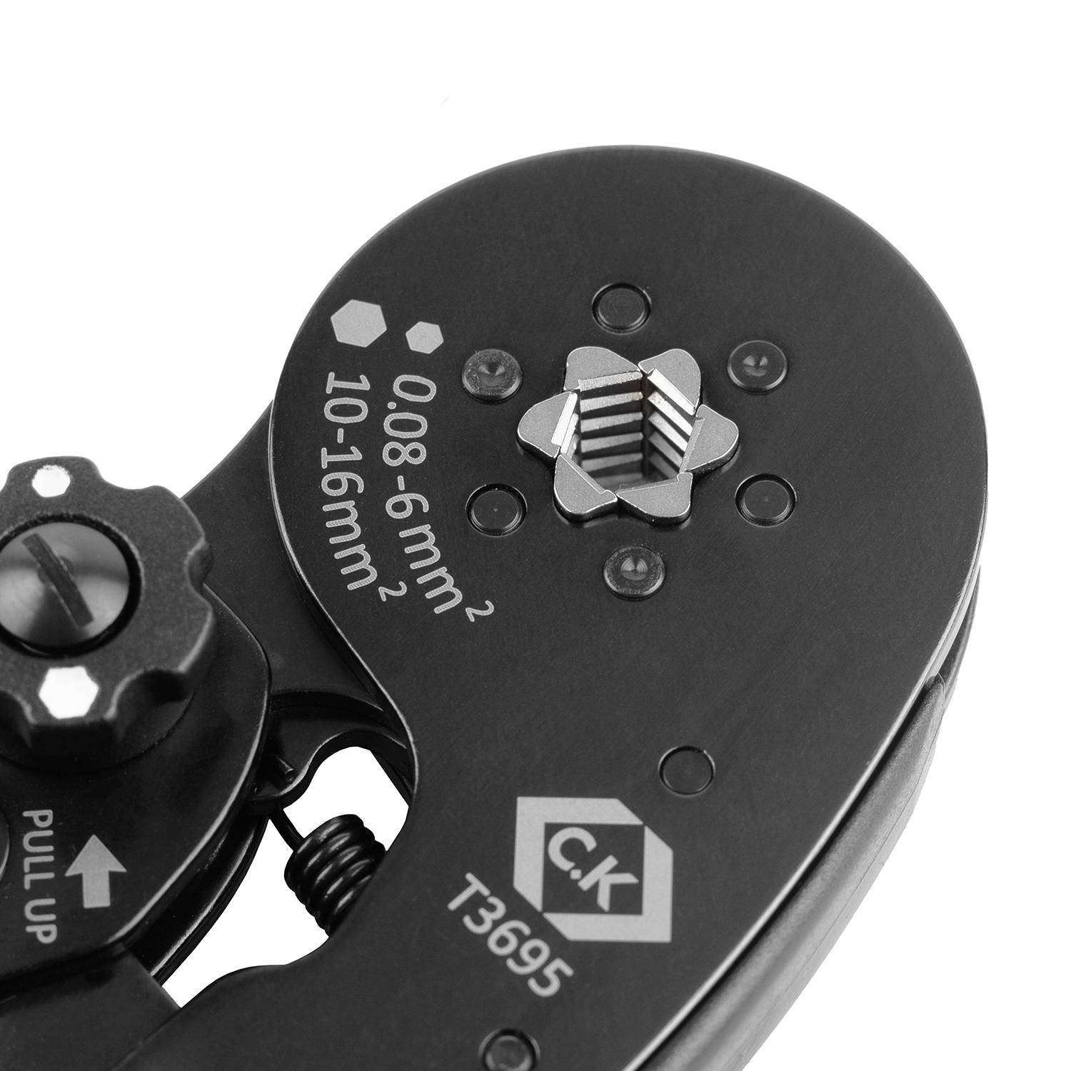 Close-up foto van een krimptang met markeringen '10-16mm²' en '0.08-6mm²'. Toont details van de tang en het mechanisme.