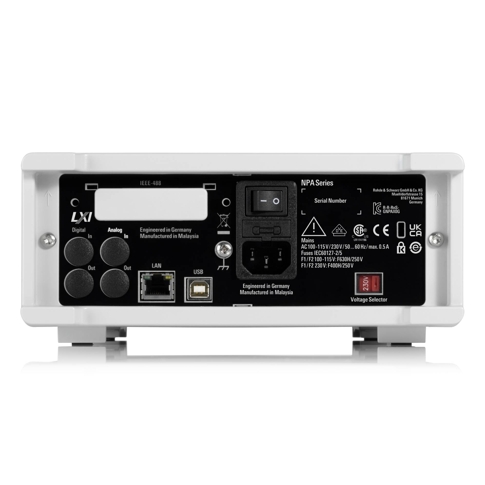 Achterkant van een elektronisch apparaat met meerdere aansluitingen: stroomaansluiting, USB, LAN en audio. Etiketten met specificaties zichtbaar.