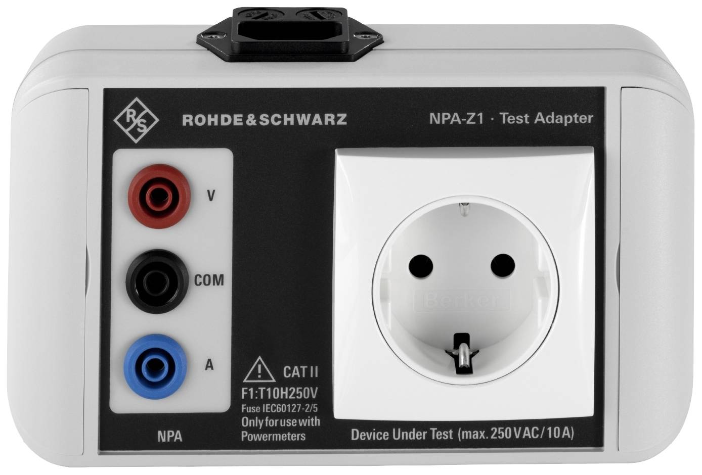 Een testadapter van Rohde & Schwarz met een stopcontact en drie kleurgecodeerde aansluitbussen voor metingen, gespecificeerd tot 250V AC/10A.