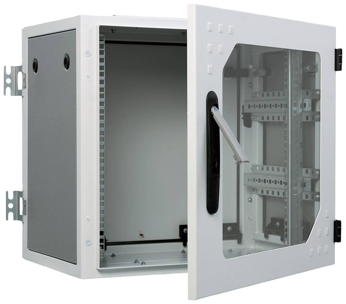 Een open, wandmonteerbare serverbehuizing met glazen deur, geschikt voor het opslaan van netwerk- en IT-componenten.
