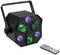 Zwart LED-lichteffectapparaat met vier lampen aan de voorkant, verspreid in groen en paars, met een afstandsbediening ernaast.