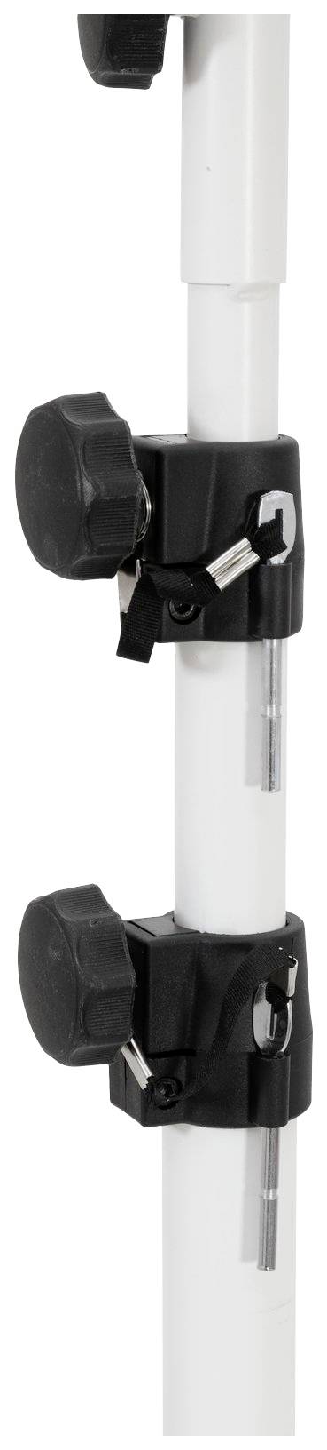 Een witte telescopische stok met twee zwarte klemmen voor hoogteaanpassing. Klemmen worden vastgezet met schroeven.