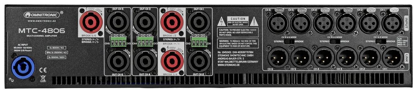 Achterkant van een audioversterker met meerdere luidspreckeruitgangen en XLR-aansluitingen, vermogensschakelaar linksonder, technische details.