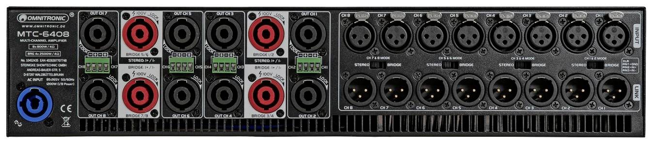 Achterkant van een audiomixer met talrijke in- en uitgangen, inclusief XLR-aansluitingen en rode en zwarte jackbussen.