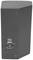Zwarte luidspreker in een trapezevormige behuizing met twee ingangsaansluitingen en bedieningspaneel aan de achterkant. Merknaam zichtbaar.