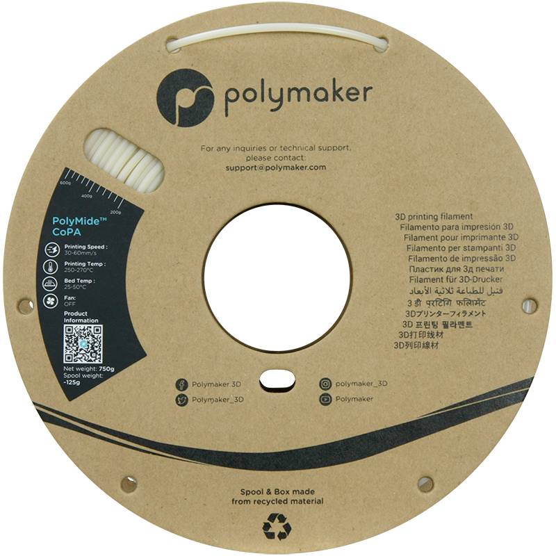 'Polymaker'-logo op een bruin spoeletiket voor 3D-printfilament. Bevat technische details, QR-code en informatie over gerecycled materiaal.