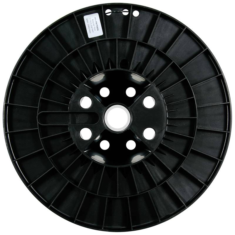 Zwarte kunststofspoel met een centraal gat en verschillende kleinere ronde gaten, symmetrisch gerangschikt.