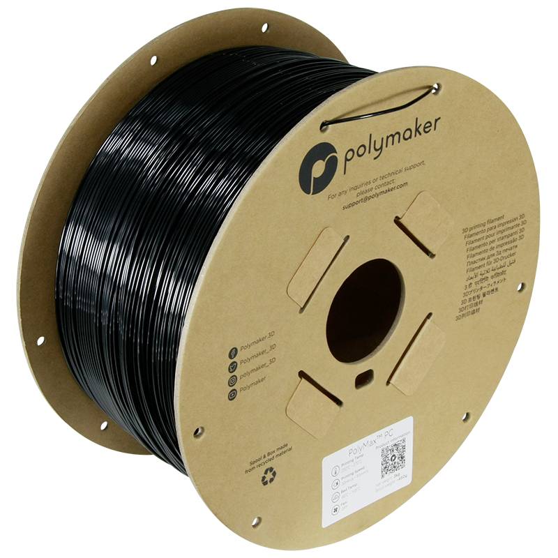 Een zwarte spoel met 3D-printer filament van 'Polymaker' op een kartonnen verpakking.