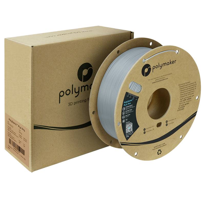Een rol zilver 3D-printfilament van Polymaker, geplaatst naast een bruine verpakkingsdoos met het Polymaker-logo.