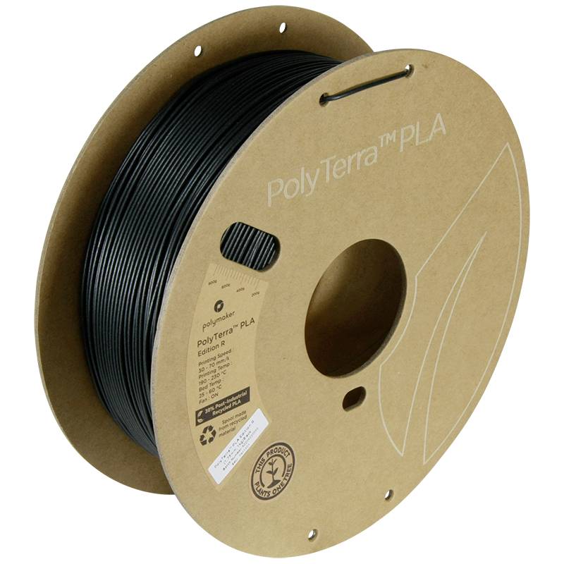 Een rol zwart 3D-printer-filament van PLA, geëtiketteerd met 'PolyTerra PLA'. De rol is gemaakt van gerecycled karton.