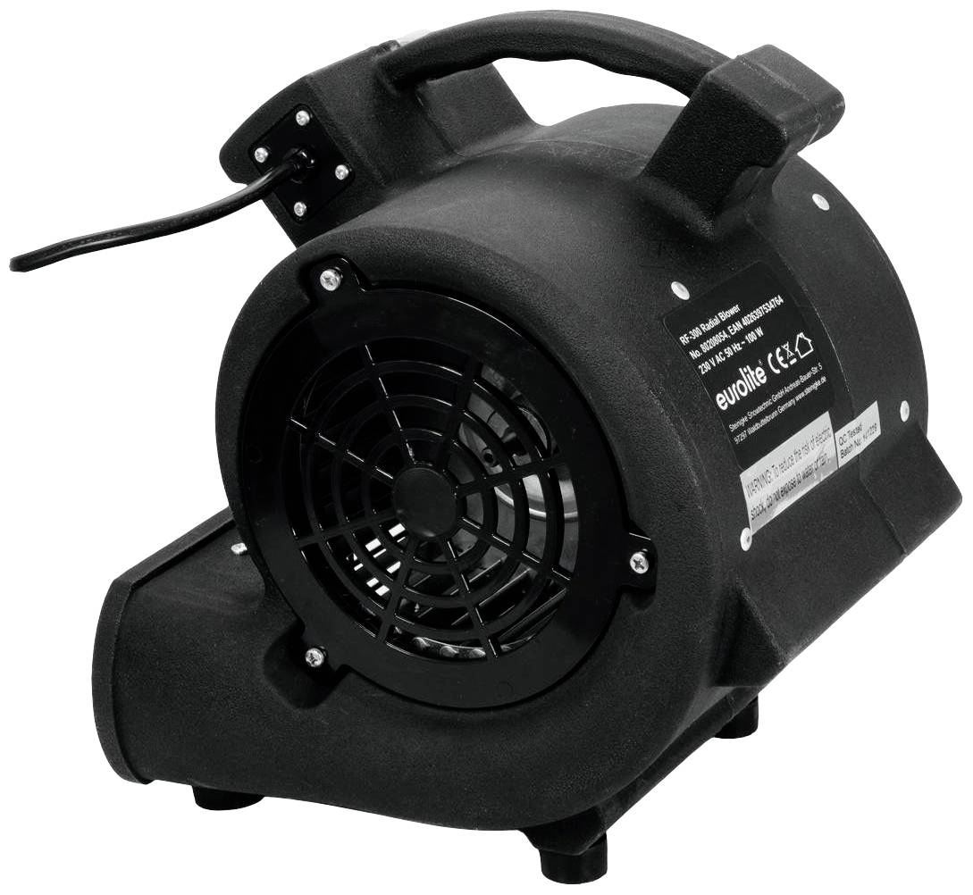Een zwarte ventilator met handgreep, geschikt voor podium- of evenementgebruik, onderaan voorzien van korte poten en met luchtstroom aan de zijkant.