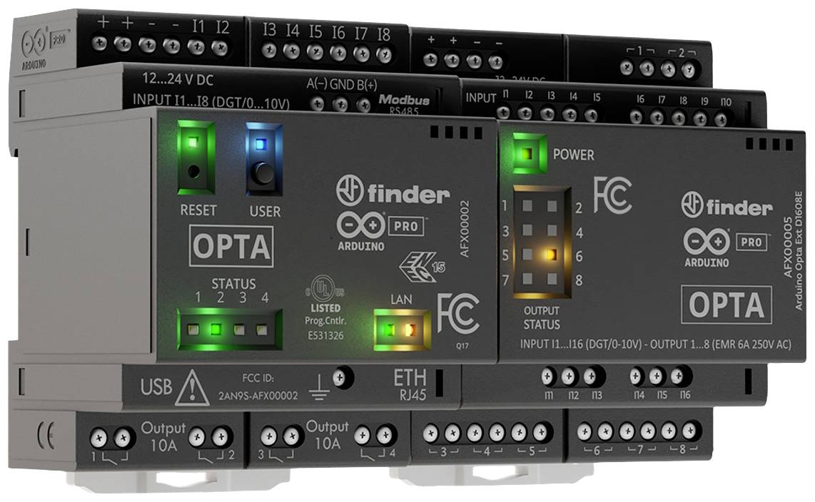 Industrieel besturingsmodule met meerdere aansluitingen en LED-indicatoren, toont reset- en statusknoppen, LAN- en USB-poorten.