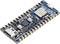 Microcontroller-printplaat met USB-C-aansluiting, meerdere pinnen en elektronische componenten. Gebruikt voor kleine elektronica-projecten.