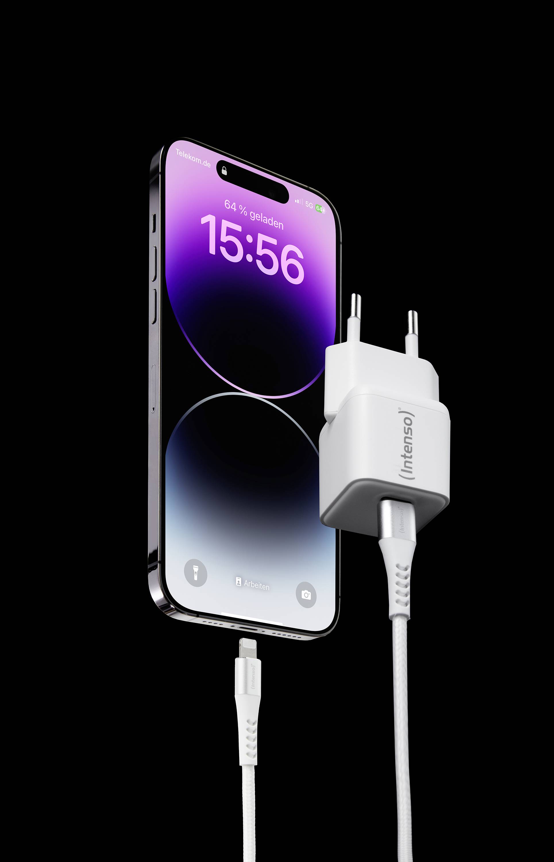 Een smartphone met een paarse achtergrond wordt aangesloten op een wit oplaadapparaat; toont een laadstatus van 64% en de tijd 15:56.