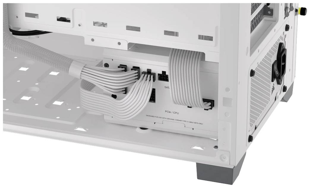 Een wit pc-behuizing onthult het interieur met netjes georganiseerde kabels die zijn aangesloten op een modulair voedingsapparaat.