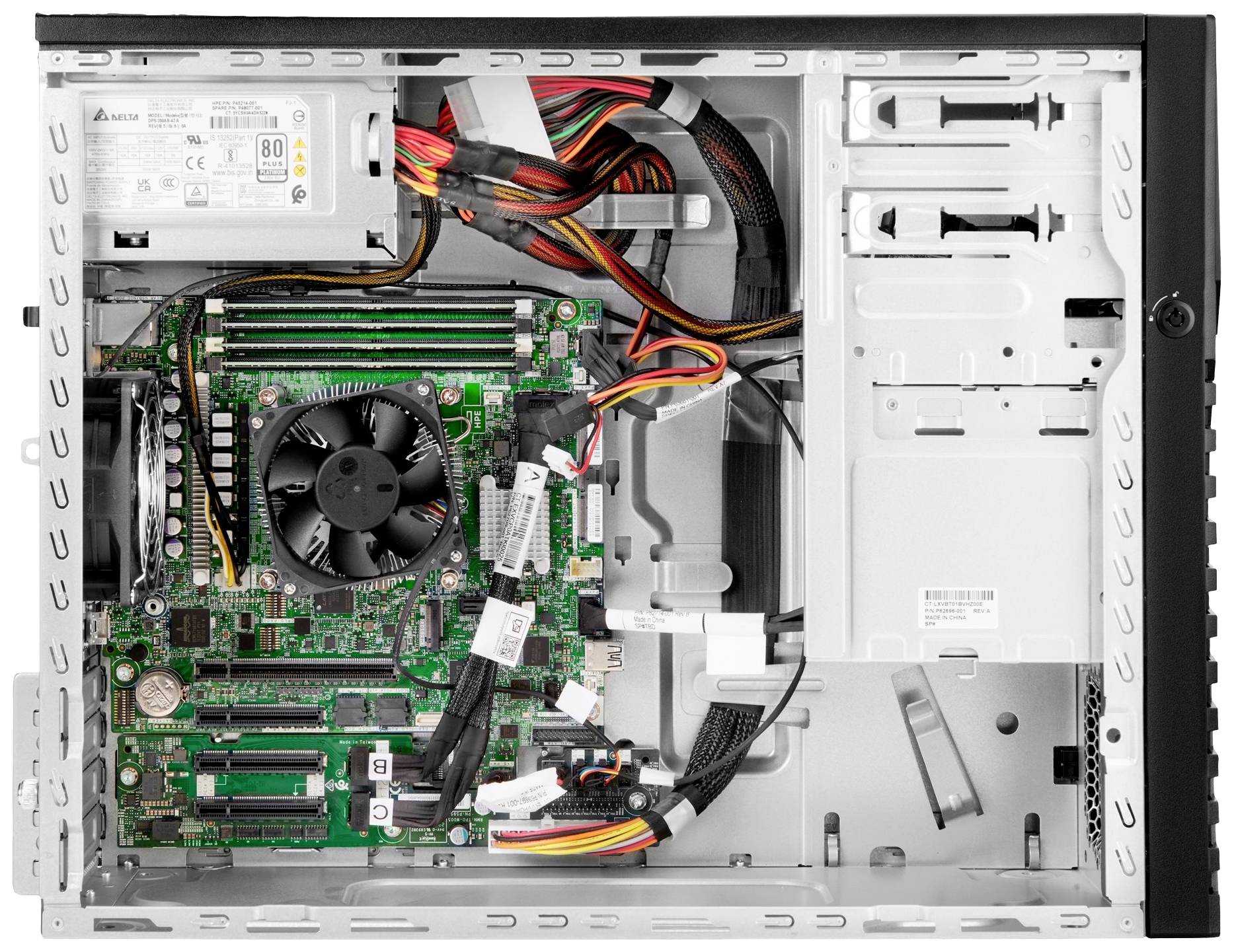Een open computerbehuizing toont het moederbord, ventilatoren, voeding en bekabeling. Het illustreert de belangrijkste interne componenten van een pc.