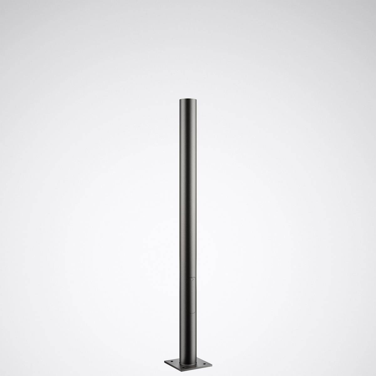 Een eenvoudige, grijze metalen stele op een vierkante basis, verticaal geplaatst in het beeld, voor een witte achtergrond.