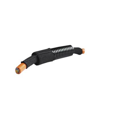 Een kabel met beschermende mantel, die een oranje, meeraderige draad aan beide uiteinden toont, ligt op een witte achtergrond.