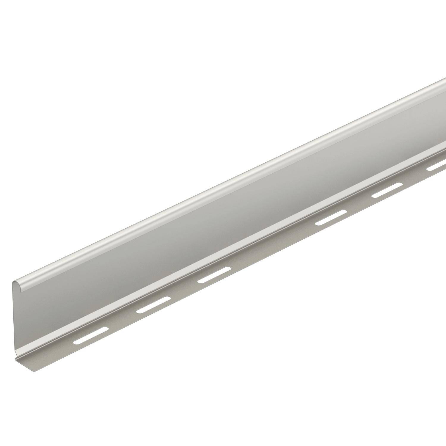 Een wit aluminiumprofiel met sleuven, vaak gebruikt als wandaansluitstrip voor vloerbedekkingen.