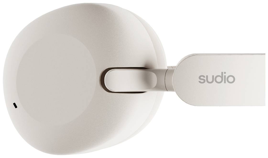 Witte over-ear koptelefoon met grijs 'Sudio'-logo aan de buitenkant van de oorschelp.